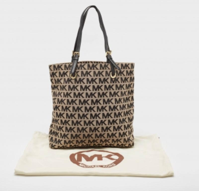 Michael Kors Signature Jet Set Tote en toile et cuir noir/beige en vente 3
