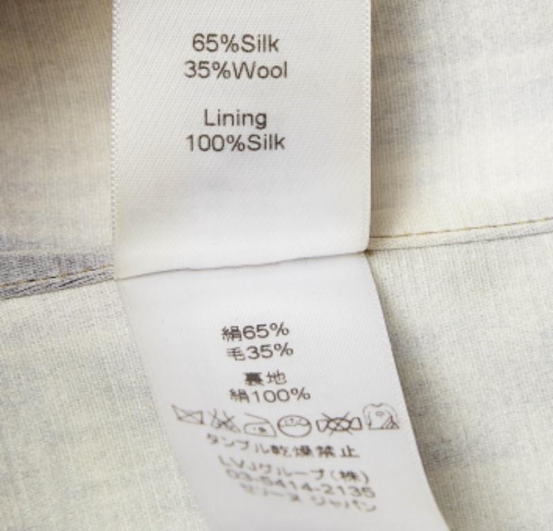 Il tailleur pantalone Celine emana raffinatezza e stile moderno. Realizzata in seta di alta qualità, la stampa multicolore aggiunge un effetto accattivante. Il blazer ha una vestibilità sartoriale, mentre i pantaloni presentano una silhouette