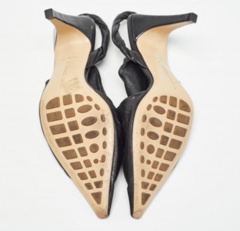 Bottega Veneta - Escarpins en cuir texturé noir à bout pointu Taille 37 Bon état - En vente à Dubai, Al Qouz 2