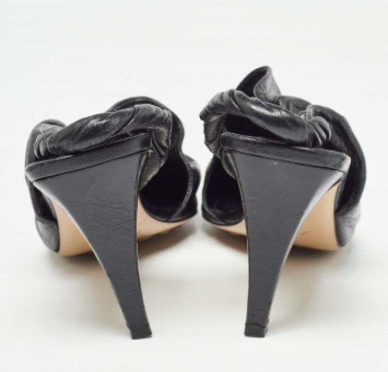 Bottega Veneta - Escarpins en cuir texturé noir à bout pointu Taille 37 Pour femmes en vente