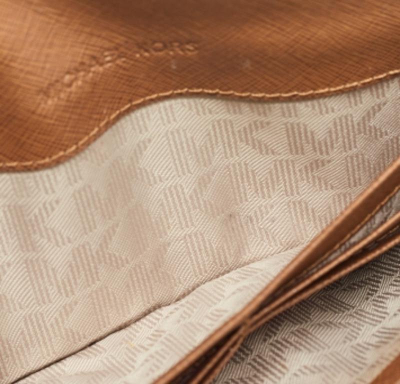 Portafoglio continentale in pelle marrone Michael Kors in vendita 6