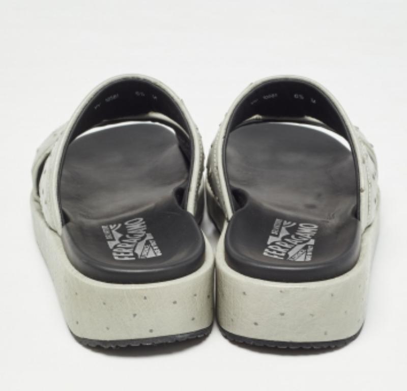 Salvatore Ferragamo Grey Ostrich Lutfi Platform Slides Size 40.5 In Good Condition For Sale In Dubai, Al Qouz 2