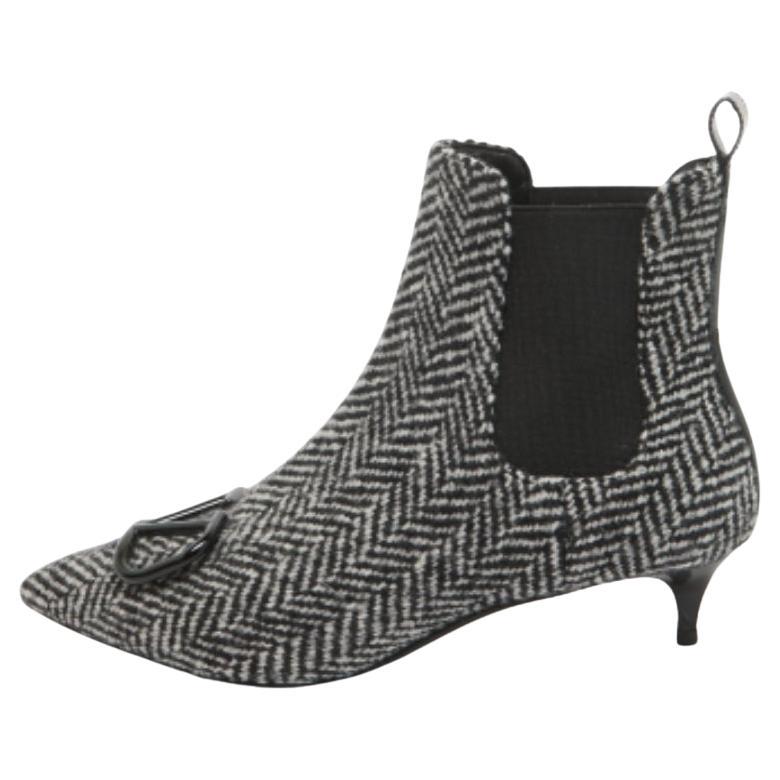 Valentino Black/White Wool Escape V Logo Pointed Toe Ankle Booties Taille 36 en vente