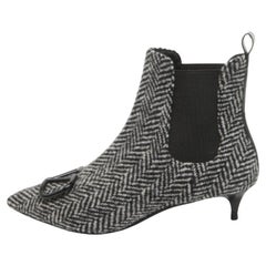 Valentino Black/White Wool Escape V Logo Pointed Toe Ankle Booties Taille 36