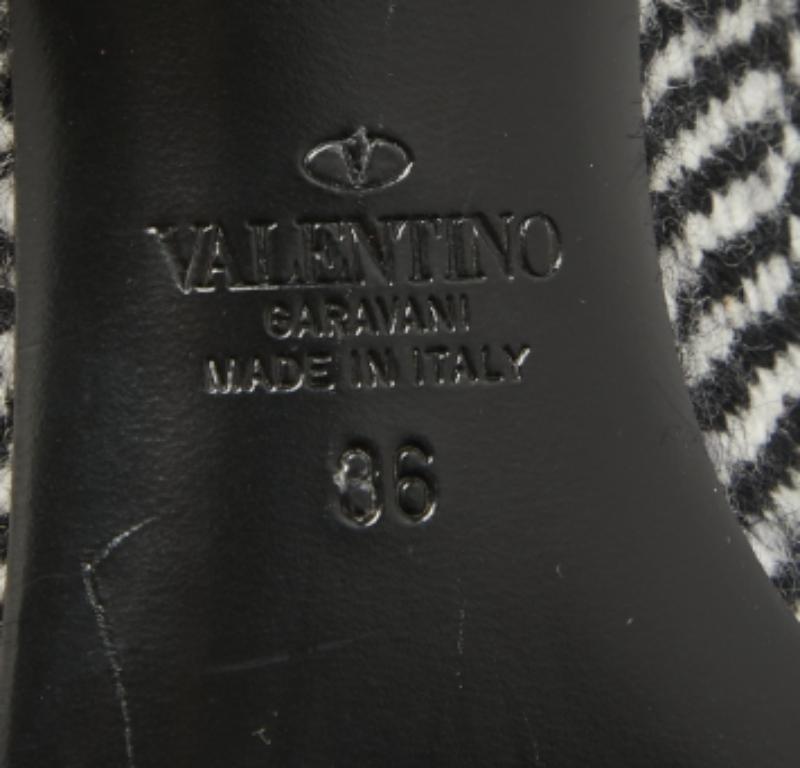Profitez des journées les plus branchées avec ces bottines élégantes. D'une conception et d'un savoir-faire modernes, elles sont conçues pour vous offrir confort et élégance !