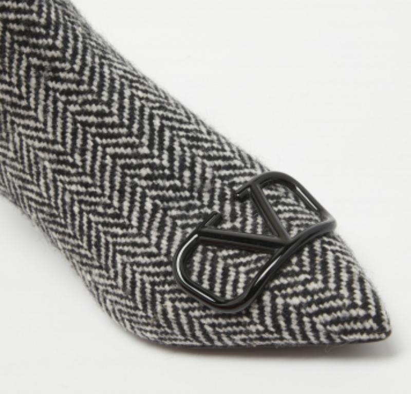 Noir Valentino Black/White Wool Escape V Logo Pointed Toe Ankle Booties Taille 36 en vente