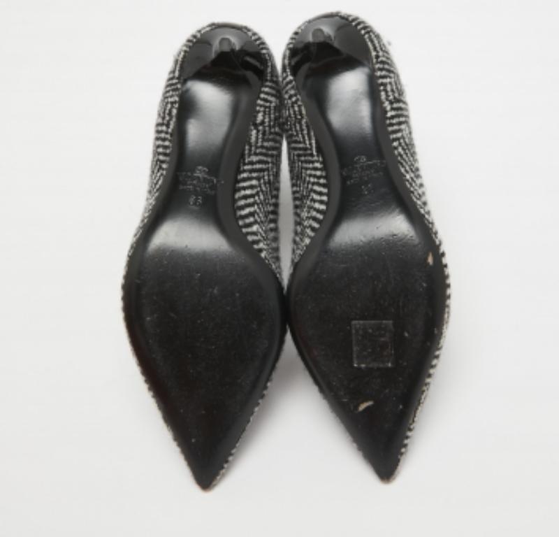 Valentino Black/White Wool Escape V Logo Pointed Toe Ankle Booties Taille 36 Excellent état - En vente à Dubai, Al Qouz 2