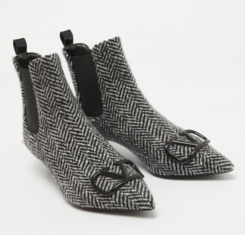 Valentino Black/White Wool Escape V Logo Pointed Toe Ankle Booties Taille 36 Pour femmes en vente