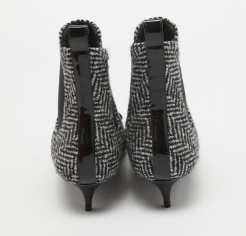 Valentino Black/White Wool Escape V Logo Pointed Toe Ankle Booties Taille 36 en vente 1