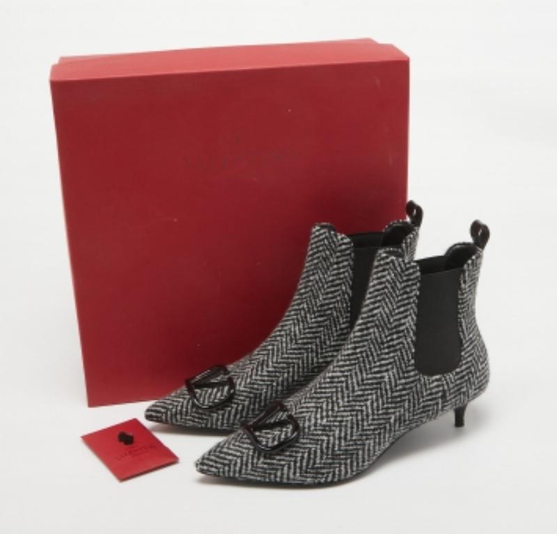 Valentino Black/White Wool Escape V Logo Pointed Toe Ankle Booties Taille 36 en vente 4