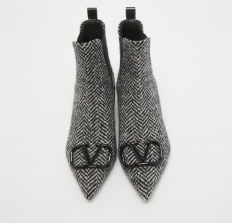 Valentino Black/White Wool Escape V Logo Pointed Toe Ankle Booties Taille 36 en vente 2