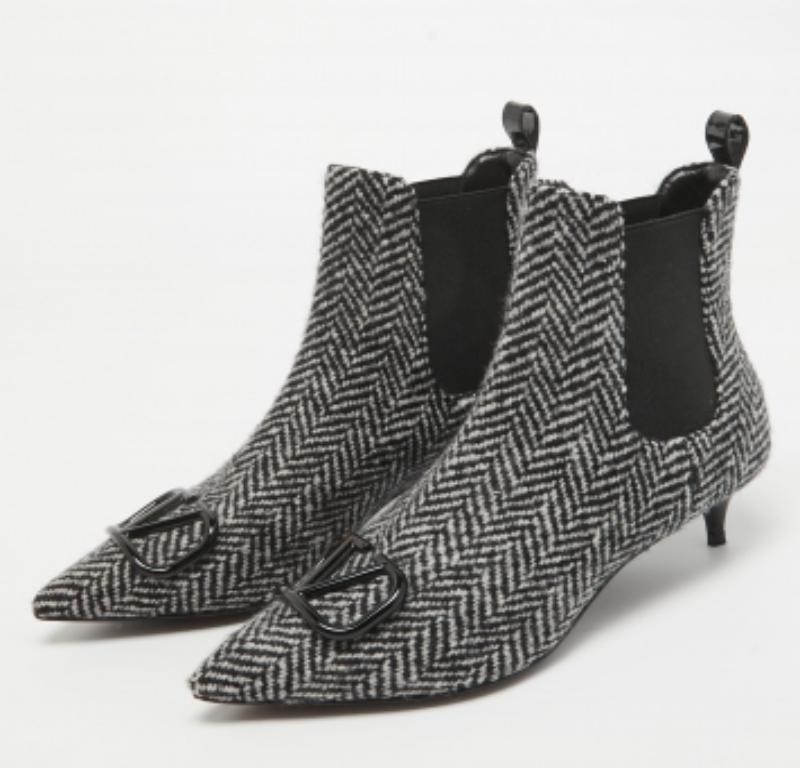 Valentino Black/White Wool Escape V Logo Pointed Toe Ankle Booties Taille 36 en vente 3
