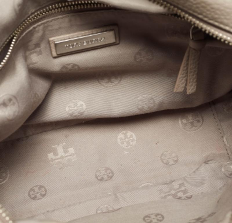 Tory Burch - Sac à bandoulière Thea en cuir grainé gris avec caméra État moyen - En vente à Dubai, Al Qouz 2