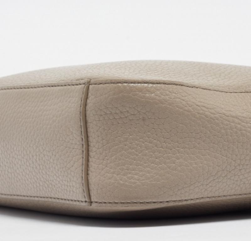 Tory Burch - Sac à bandoulière Thea en cuir grainé gris avec caméra en vente 4