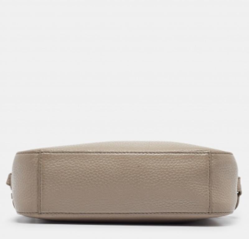 Tory Burch - Sac à bandoulière Thea en cuir grainé gris avec caméra en vente 2