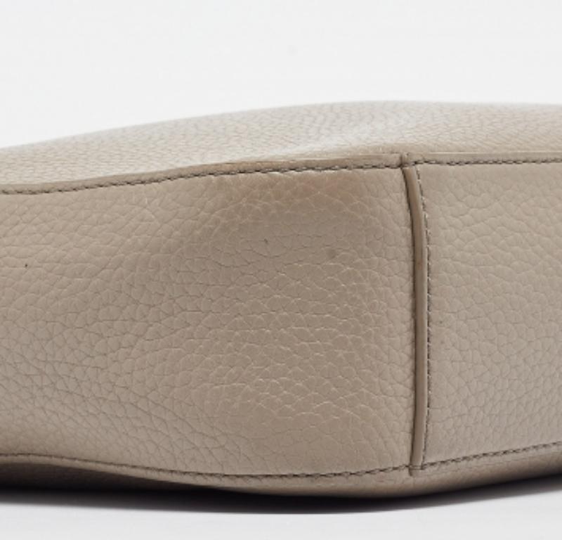 Tory Burch - Sac à bandoulière Thea en cuir grainé gris avec caméra en vente 3