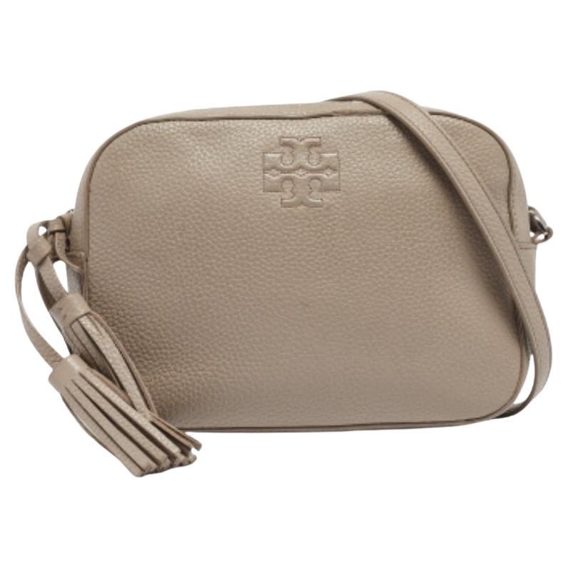 Tory Burch - Sac à bandoulière Thea en cuir grainé gris avec caméra en vente