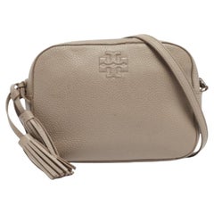 Tory Burch - Sac à bandoulière Thea en cuir grainé gris avec caméra
