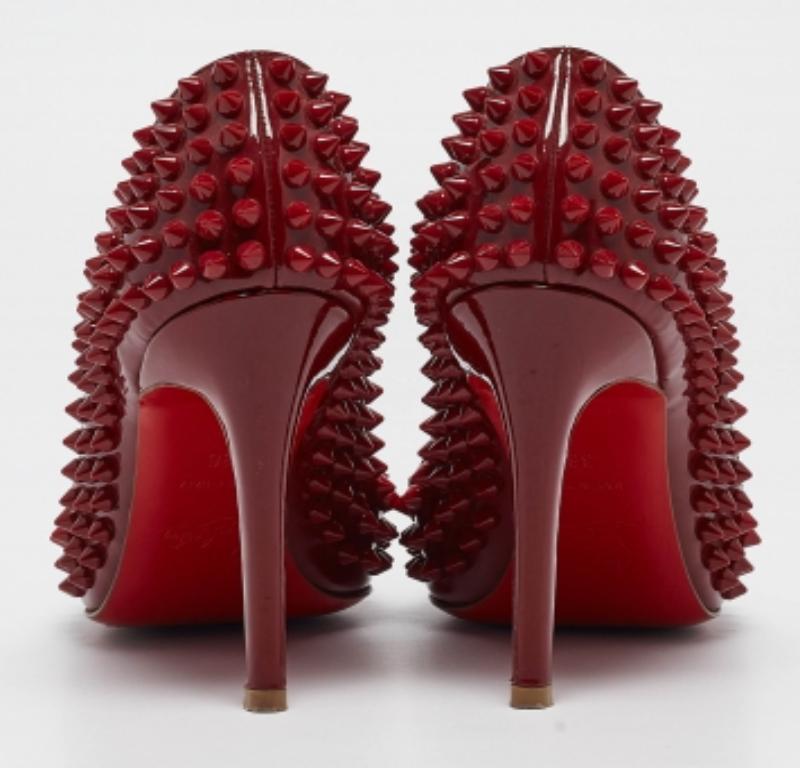 Christian Louboutin Bombas Pigalle de charol rojo oscuro tamaño 36 en Bueno estado para la venta en Dubai, Al Qouz 2