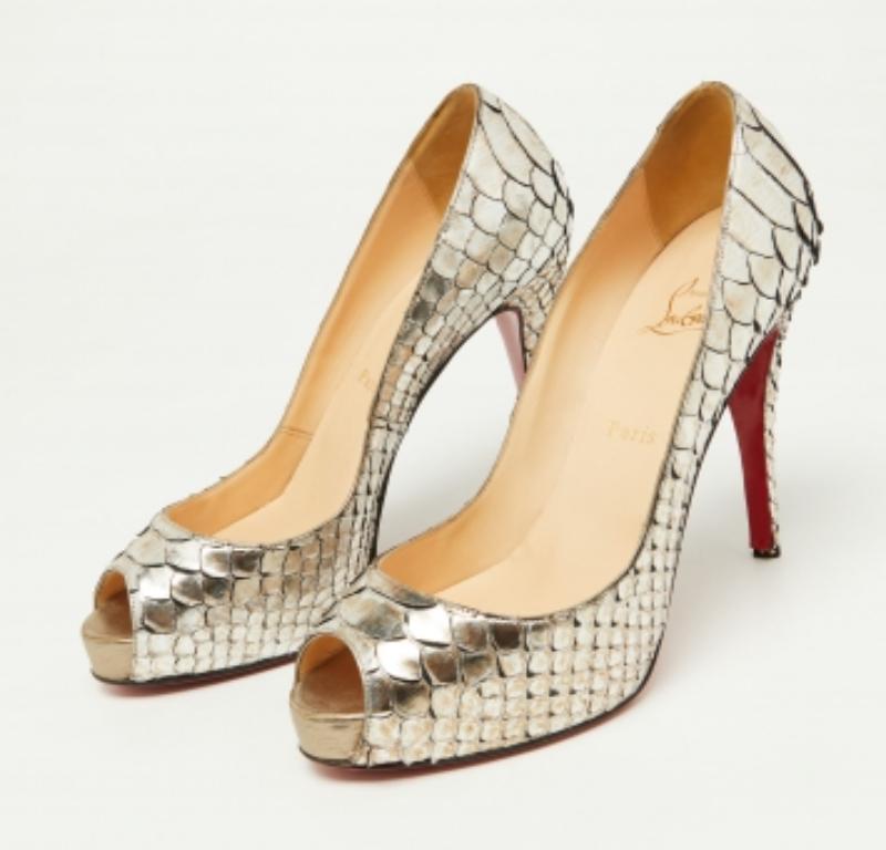 Entdecken Sie die Eleganz der Schuhe mit diesen Designer-Pumps für Damen. Diese sorgfältig entworfenen Absätze vereinen Mode und Komfort und sorgen dafür, dass Sie in jeder Umgebung glänzen.