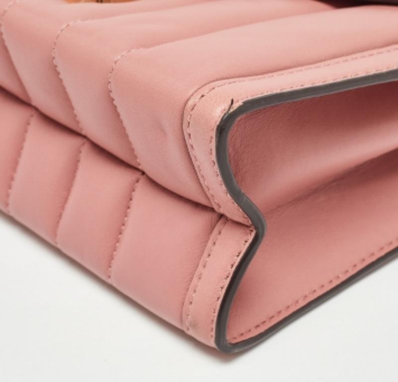 Michael Kors Borsa a tracolla grande in pelle trapuntata rosa Whitney in vendita 2
