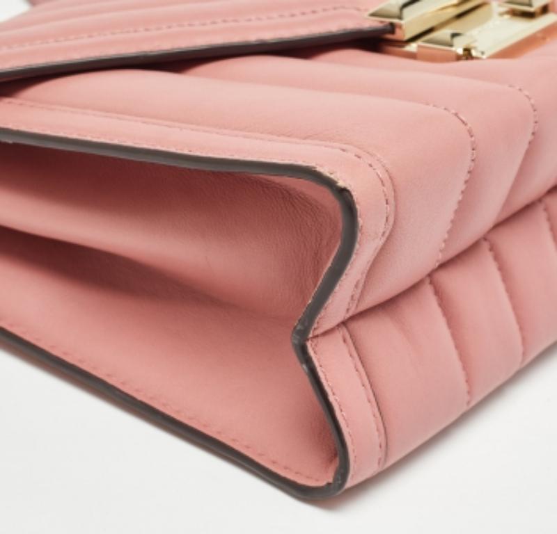Michael Kors Borsa a tracolla grande in pelle trapuntata rosa Whitney in vendita 1