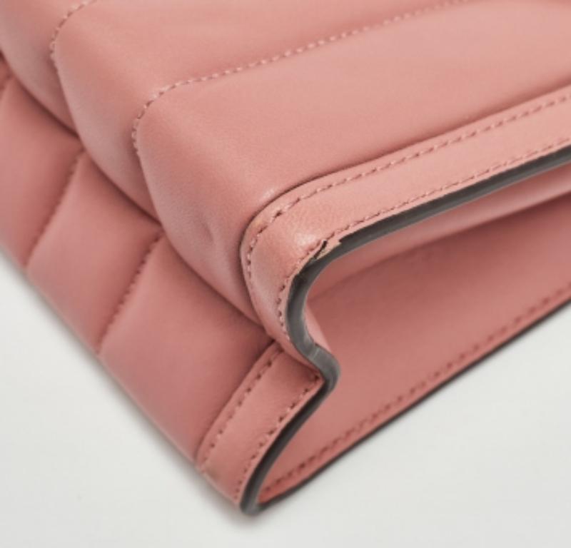 Michael Kors Borsa a tracolla grande in pelle trapuntata rosa Whitney in vendita 3