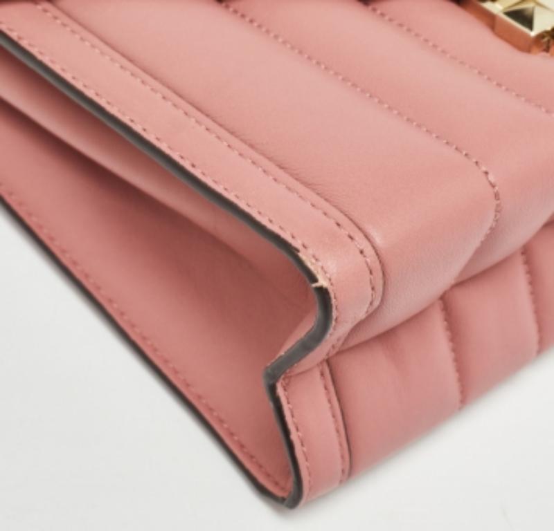 Michael Kors Borsa a tracolla grande in pelle trapuntata rosa Whitney in vendita 4