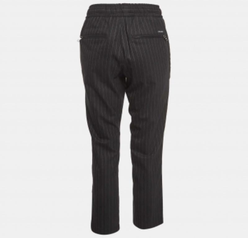 Werten Sie Ihre formelle Kleidung mit dieser Hose auf. Mit dieser Hose, die eine hervorragende Silhouette und Passform aufweist, sehen Sie garantiert elegant aus.