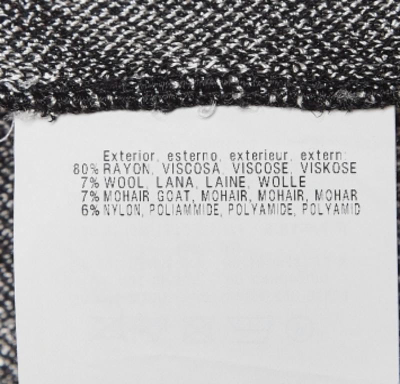 Erleben Sie die Freude an fachkundiger Schneiderei mit diesem Designerkleid für Damen. Die sorgfältige Verarbeitung, die makellose Passform und die luxuriösen Details sorgen für unvergleichlichen Komfort. Diese wunderschöne Kreation wird Ihren Stil