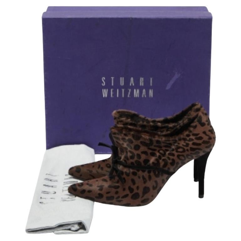 Questi stivaletti di Stuart Weitzman sono destinati a essere una scelta amata. Splendidamente realizzate e bilanciate su un tacco di 9.5 cm, le scarpe solleveranno i tuoi piedi in una silhouette mozzafiato.