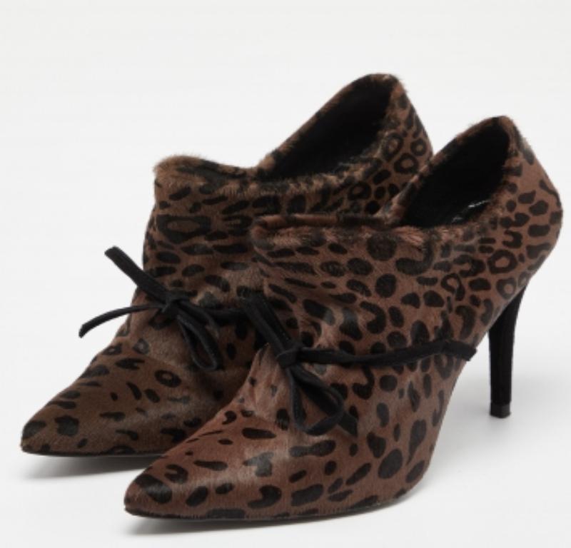 Stuart Weitzman Marrone/Nero con stampa leopardata a punta di stivali taglia 38 In condizioni buone in vendita a Dubai, Al Qouz 2