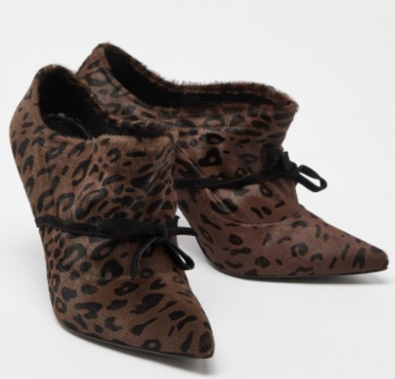 Stuart Weitzman Marrone/Nero con stampa leopardata a punta di stivali taglia 38 in vendita 2