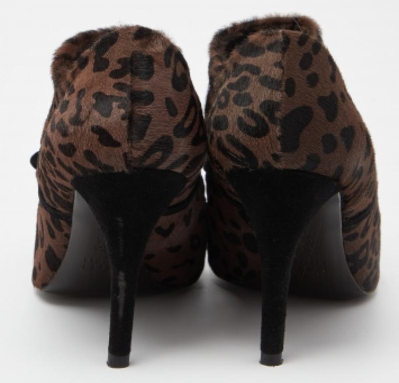 Stuart Weitzman Marrone/Nero con stampa leopardata a punta di stivali taglia 38 in vendita 3