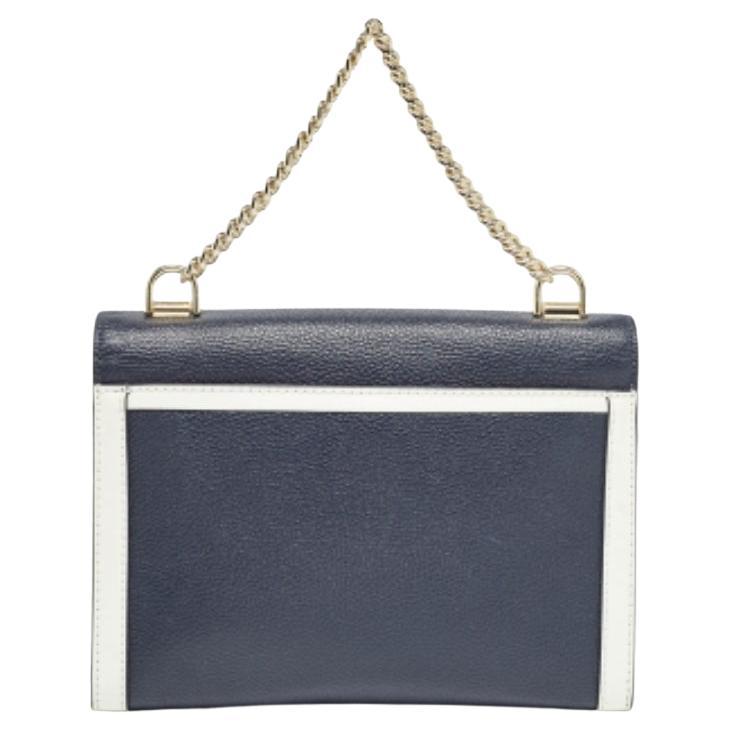 Per un look completo di stile, gusto e un tocco di lusso, questa borsa a tracolla è l'aggiunta perfetta. Sfoggiate questa bellezza sulla spalla a qualsiasi evento e godetevi il gusto del lusso che vi lascia.