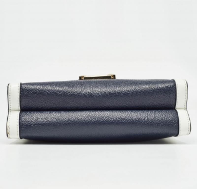 Michael Kors Borsa a tracolla grande Whitney convertibile in pelle blu scuro/bianca In condizioni buone in vendita a Dubai, Al Qouz 2