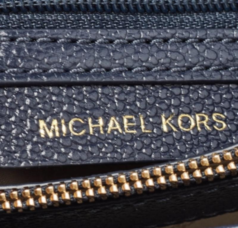 Michael Kors Borsa a tracolla grande Whitney convertibile in pelle blu scuro/bianca in vendita 5