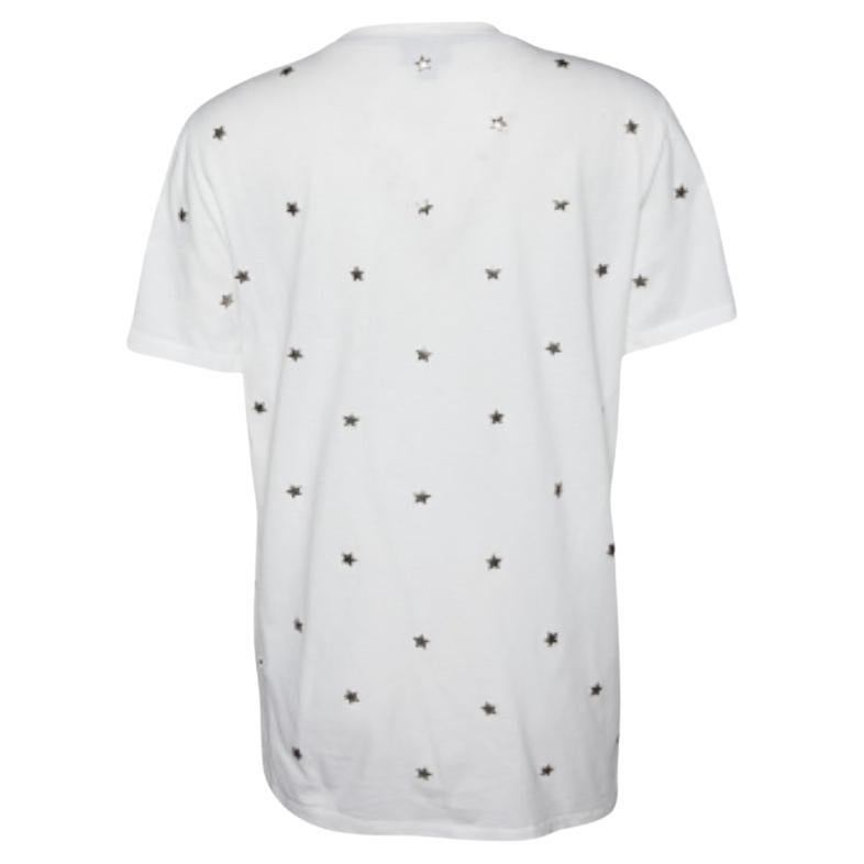 Esta camiseta Just Cavalli cumple los requisitos de estilo y comodidad. Está hecha de algodón y diseñada con mangas cortas y tachuelas de estrella por todas partes.