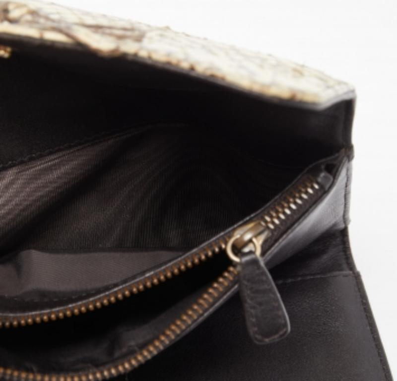 Miu Miu Creme Wasserschlangenleder Schleife Klappe kompakte Brieftasche im Angebot 2