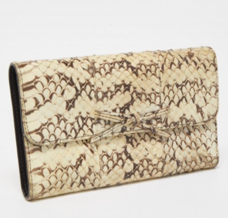 Miu Miu Creme Wasserschlangenleder Schleife Klappe kompakte Brieftasche im Zustand „Relativ gut“ im Angebot in Dubai, Al Qouz 2