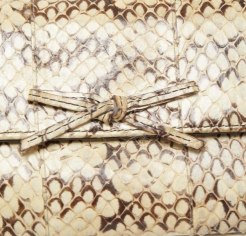 Miu Miu Creme Wasserschlangenleder Schleife Klappe kompakte Brieftasche im Angebot 1
