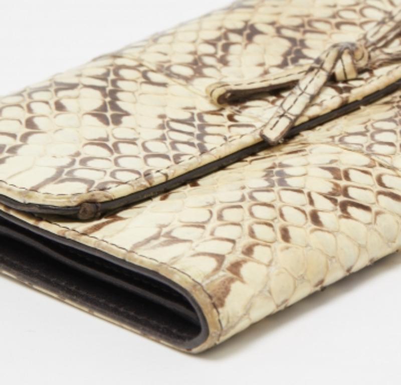 Miu Miu Creme Wasserschlangenleder Schleife Klappe kompakte Brieftasche im Angebot 3