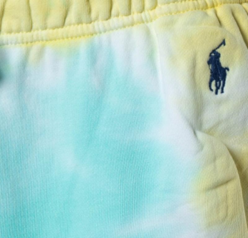 Esci per fare jogging con questi joggers super eleganti, per rilassarti o per andare a fare delle commissioni: questa creazione ti farà sentire a tuo agio per tutto il giorno. È stato realizzato con materiali di alta qualità e si abbina bene a