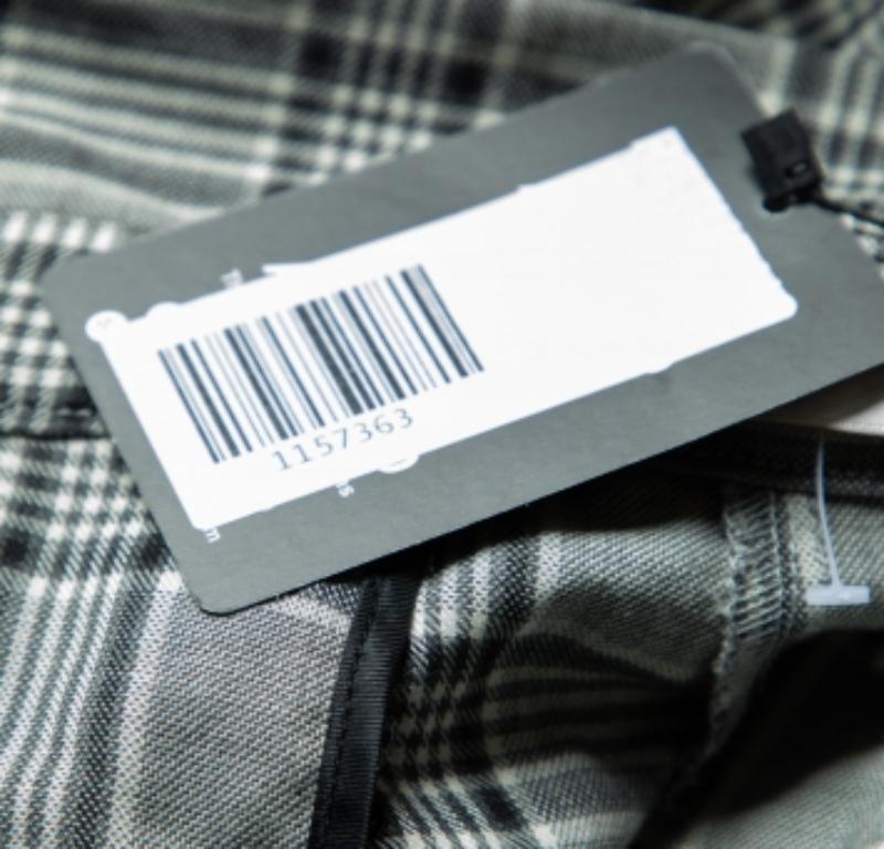 Un pantalon impeccablement taillé est un élément essentiel d'une garde-robe bien garnie. Ce pantalon de créateur est finement cousu pour vous donner l'allure souhaitée et un confort tout au long de la journée.