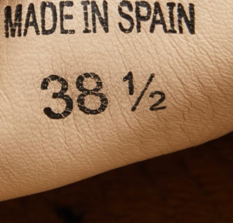 Queste sneakers di design, dalla silhouette classica, sono una combinazione perfetta di lusso, comfort e stile. Queste sneakers sono progettate con finiture espadrillas e comode solette.