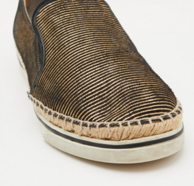 Jimmy Choo - Scarpe da ginnastica espadrillas in pelle scamosciata Dawn Black/Oro Taglia 38,5 In condizioni buone in vendita a Dubai, Al Qouz 2