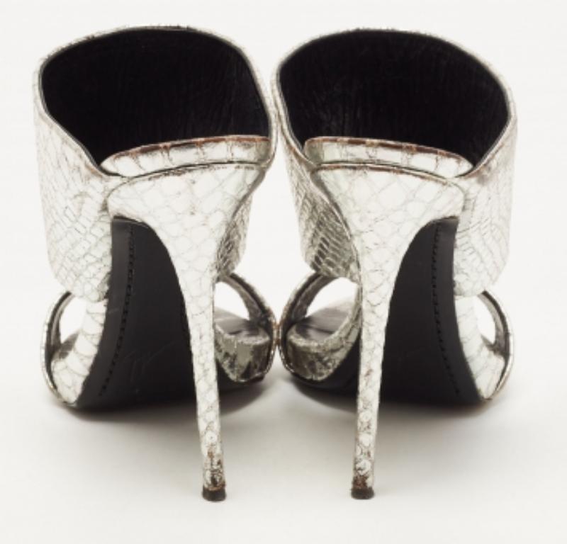 Giuseppe Zanotti Silver Python Embossed Leather Andrea Sandals Size 38.5 In Good Condition For Sale In Dubai, Al Qouz 2