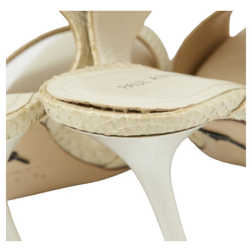Questi sandali incorniceranno i tuoi piedi in modo elegante. Realizzate con materiali di qualità, presentano un design di classe e solette confortevoli.