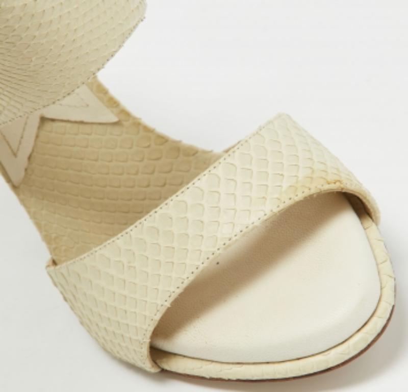 Beige Paul Andrew Cream Snakeskin Cut Out Sandali Misura 37.5 in vendita