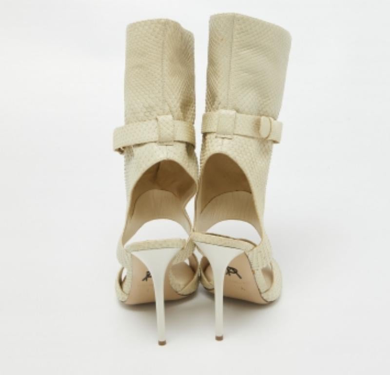 Paul Andrew Cream Snakeskin Cut Out Sandali Misura 37.5 In condizioni ottime in vendita a Dubai, Al Qouz 2
